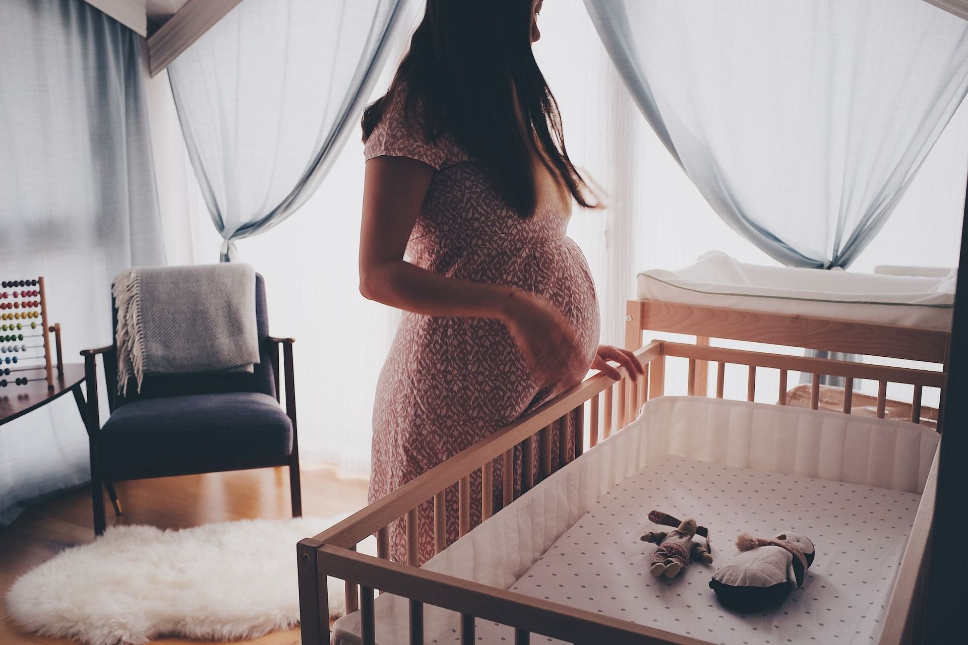 Lifting weights during pregnancy (Image via Unsplash/Omurden Cengiz)